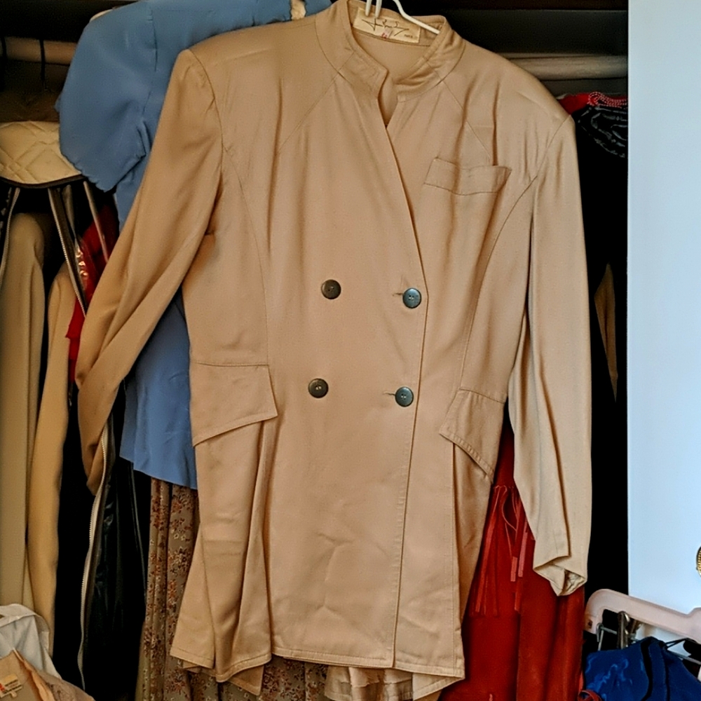 Stunning vintage suit from Paris. Pencil skirt